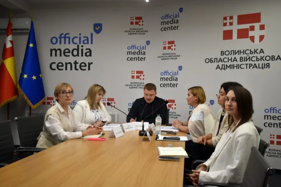 Учасники брифінгу за столом у медіацентрі Волинської ОВА