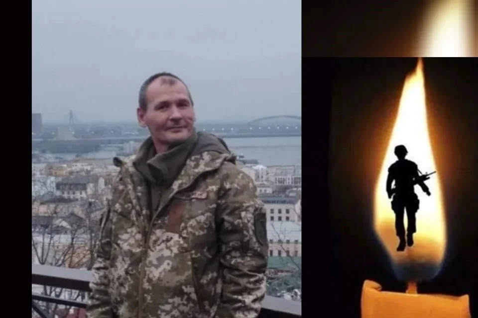 Військовий у піксельному камуфляжі на тлі міста й свічка з силуетом солдата