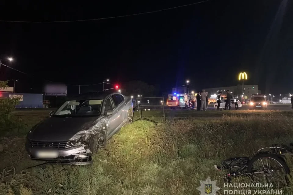 Пошкоджений автомобіль Passat і карета швидкої після зіткнення вночі