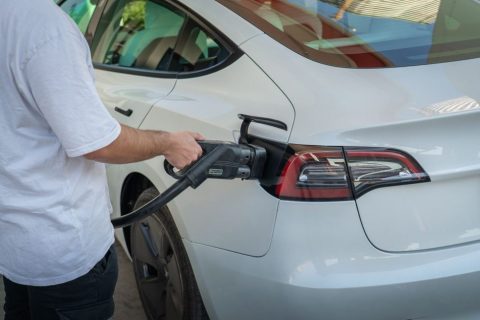 Зарядные станции для электромобилей — иллюстрация