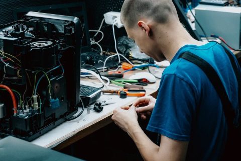 Ремонт комп'ютерів — ілюстрація
