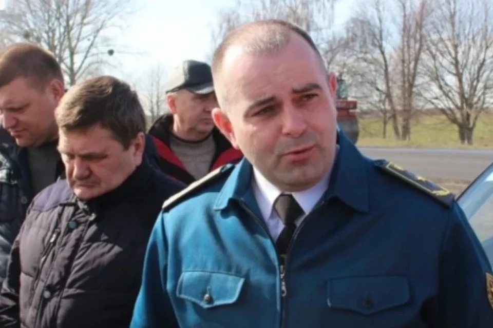 Чоловік у формі МВС серед інших людей на дорозі